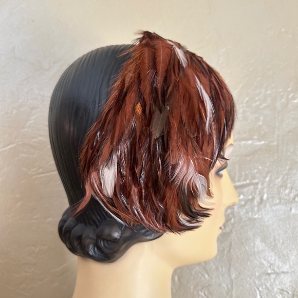 FESTIVE 1950s\' BROWN/WHITE/RUST FEATHER COCKTAIL HAT main image 4